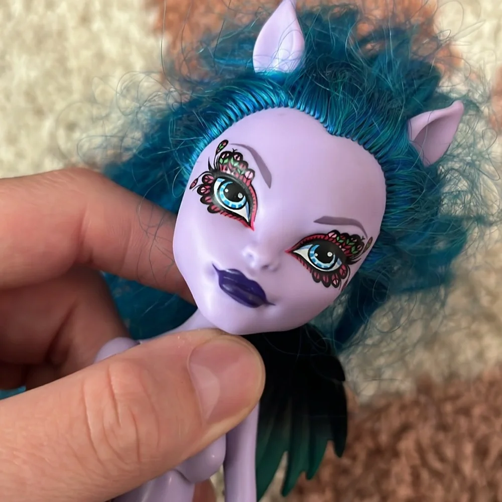 2013 monster high freaky fusions Avea Trotter Missing parts